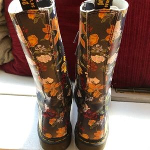 Dr Marten’s floral print boot, only worn 2 times.
